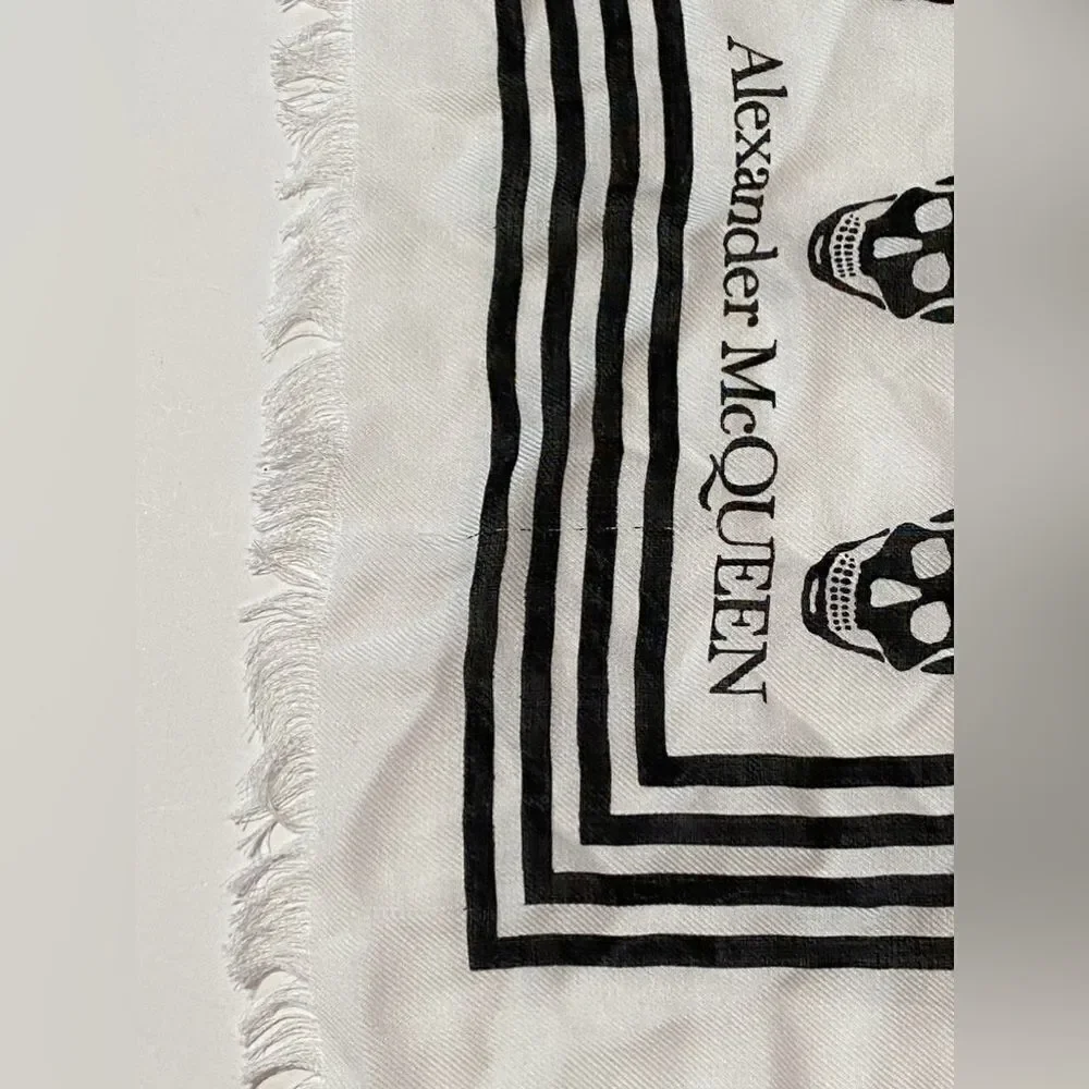 Alexander McQueen scarf in fabric with Skull print
